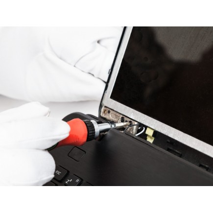 Výměna pantu notebooku laptopu