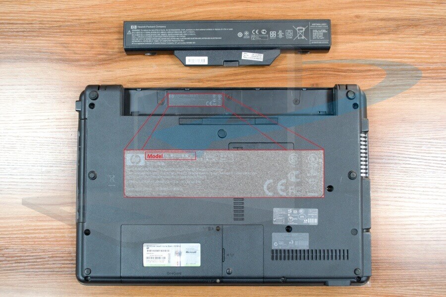 Označení notebooku pod baterií